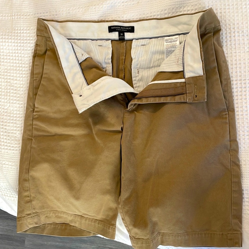 BR 30W 7” inseam.  Great shape, 4way stretch, stain and water repellent